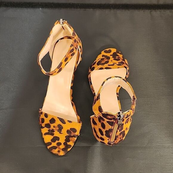 BRAND NEW WOMEN  OPEN-TOE  ANKLE-STRAP LOW HEEL ANIMAL PRINT SANDAL - Picture 4 of 14